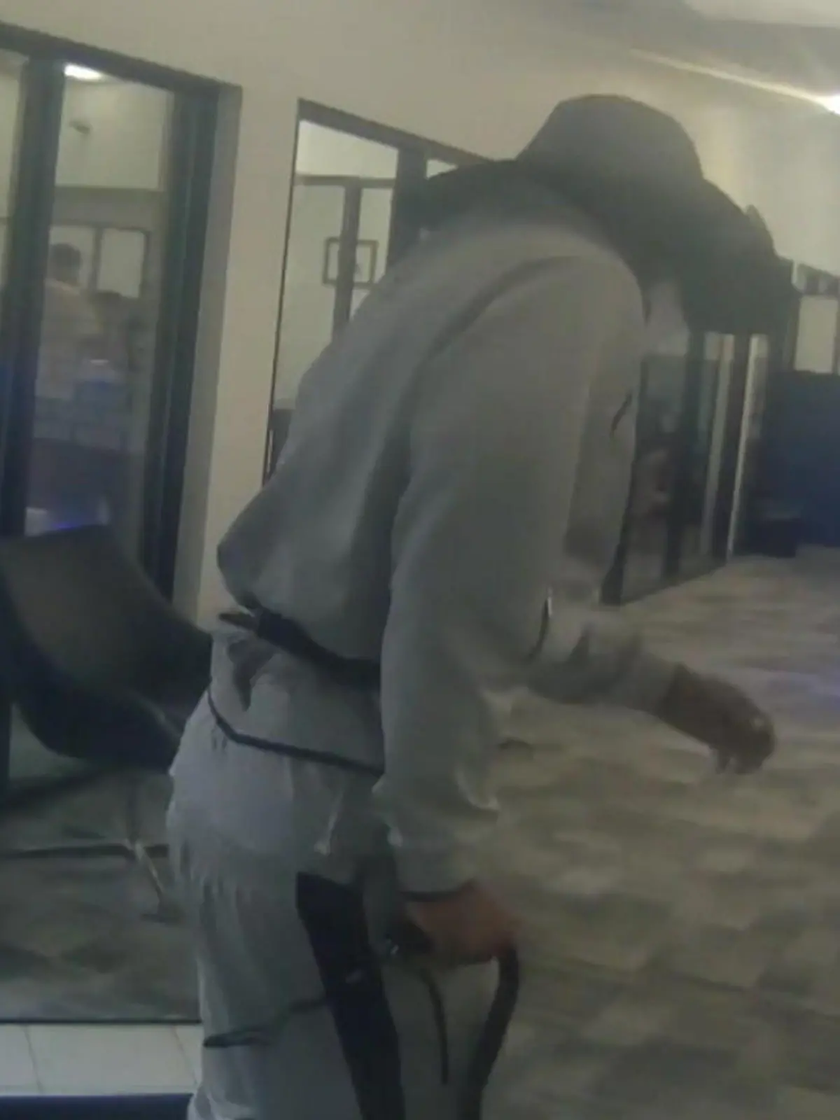 Bild zu: "Von wegen hilfsbedürftig! Mann humpelt in Bank – und rennt mit Beute raus!"