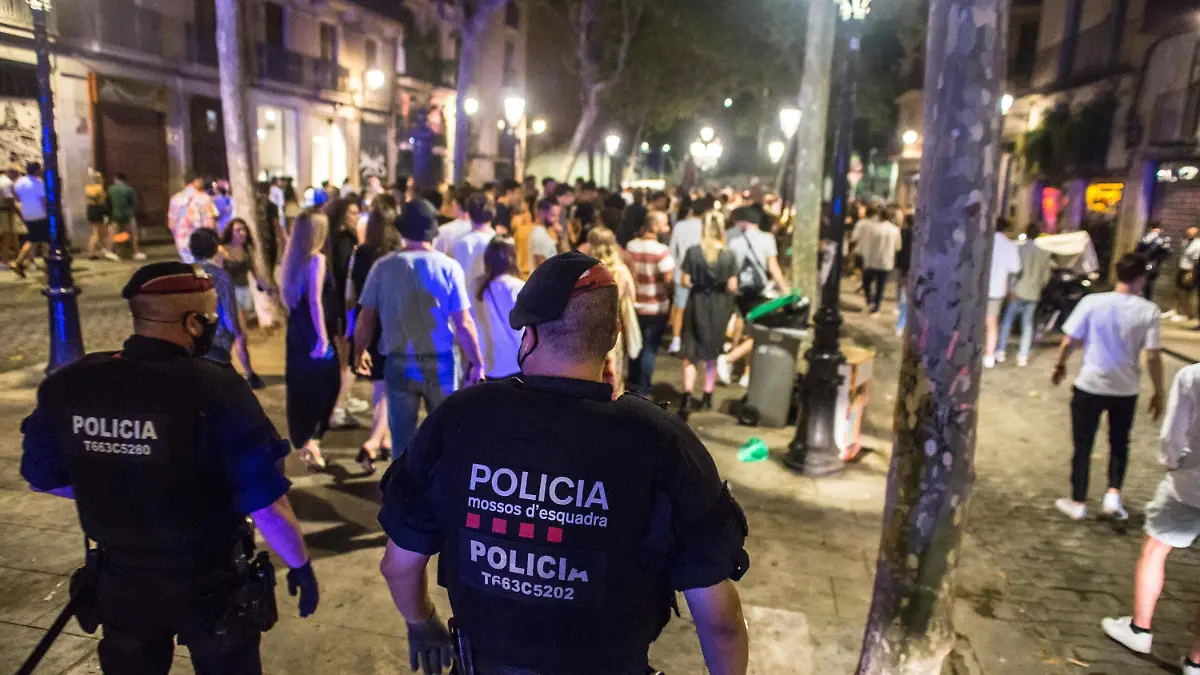 11.07.2021, Spanien, Barcelona: Polizisten vertreiben junge Menschen, die sich nachts auf der Straße versammelt hatten. Zur Eindämmung der schon seit Tagen rasant steigenden Infektionszahlen schränkt der spanische Corona-Hotspot Katalonien nächtliche Aktivitäten weiter ein. Restaurants, Bars, Kultur- und Sportlokale sowie alle anderen Betriebe müssen in der Region mit der Metropole Barcelona und einer knapp 600 Kilometer langen Küste künftig ab 0.30 Uhr schließen. (zu dpa «Spanischer Corona-Hotspot Katalonien schränkt Nachtleben weiter ein») Foto: Thiago Prudencio/DAX via ZUMA Wire/dpa +++ dpa-Bildfunk +++