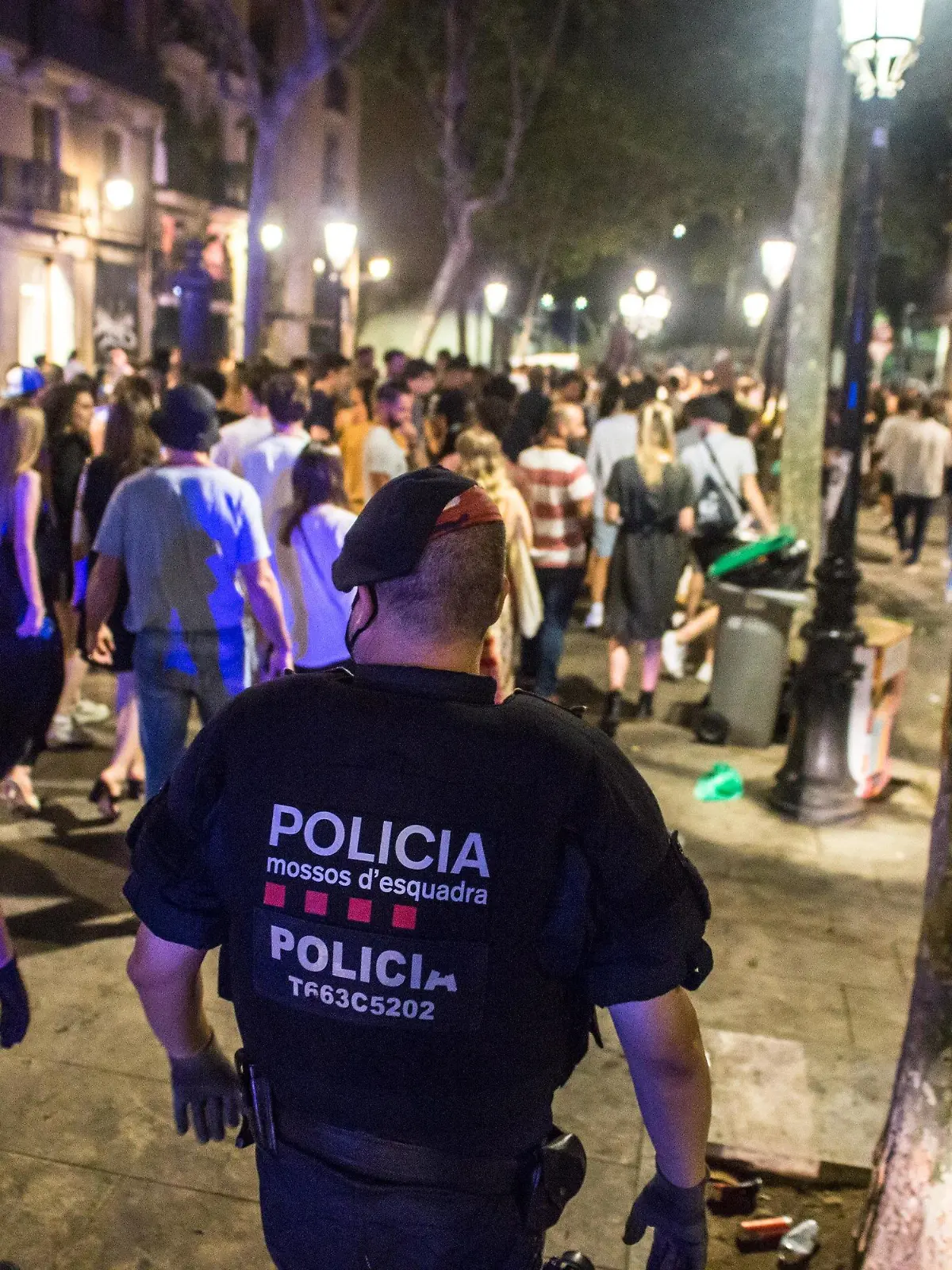 11.07.2021, Spanien, Barcelona: Polizisten vertreiben junge Menschen, die sich nachts auf der Straße versammelt hatten. Zur Eindämmung der schon seit Tagen rasant steigenden Infektionszahlen schränkt der spanische Corona-Hotspot Katalonien nächtliche Aktivitäten weiter ein. Restaurants, Bars, Kultur- und Sportlokale sowie alle anderen Betriebe müssen in der Region mit der Metropole Barcelona und einer knapp 600 Kilometer langen Küste künftig ab 0.30 Uhr schließen. (zu dpa «Spanischer Corona-Hotspot Katalonien schränkt Nachtleben weiter ein») Foto: Thiago Prudencio/DAX via ZUMA Wire/dpa +++ dpa-Bildfunk +++