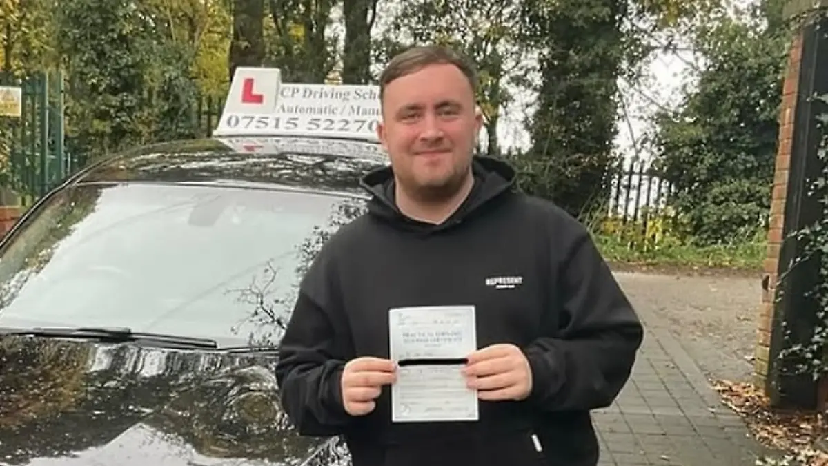 Dart-Weltmeister Luke Littler präsentiert seinen Führerschein 