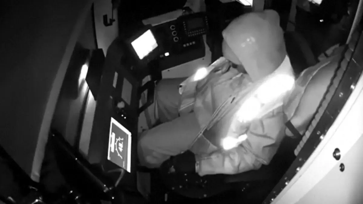 Mit 80 km/h durch die Stadt! Straßenbahnfahrerin schläft ein – Fahrgäste in Panik Sie donnert an Haltestelle vorbei