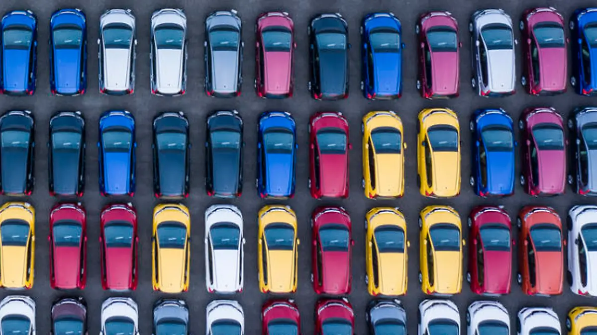 Bunte Autofarbenvielfalt auf einem Parkplatz