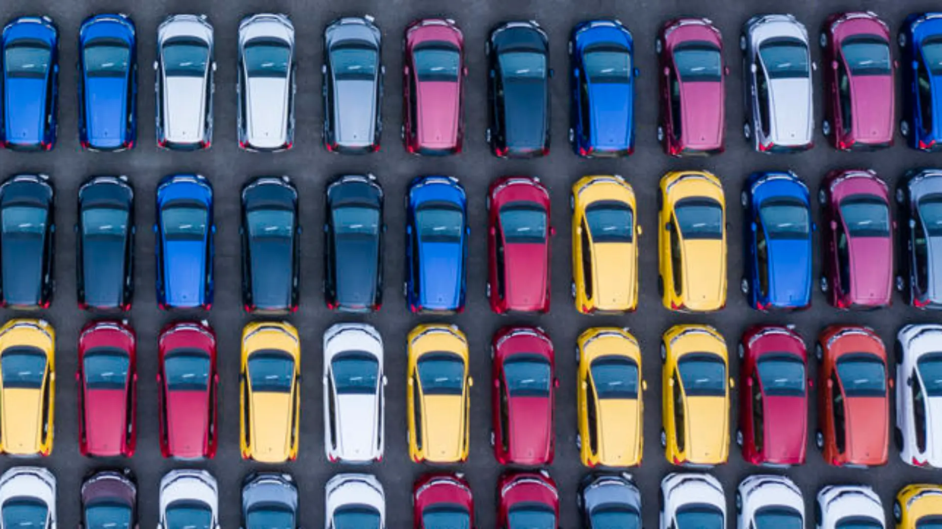 Bunte Autofarbenvielfalt auf einem Parkplatz