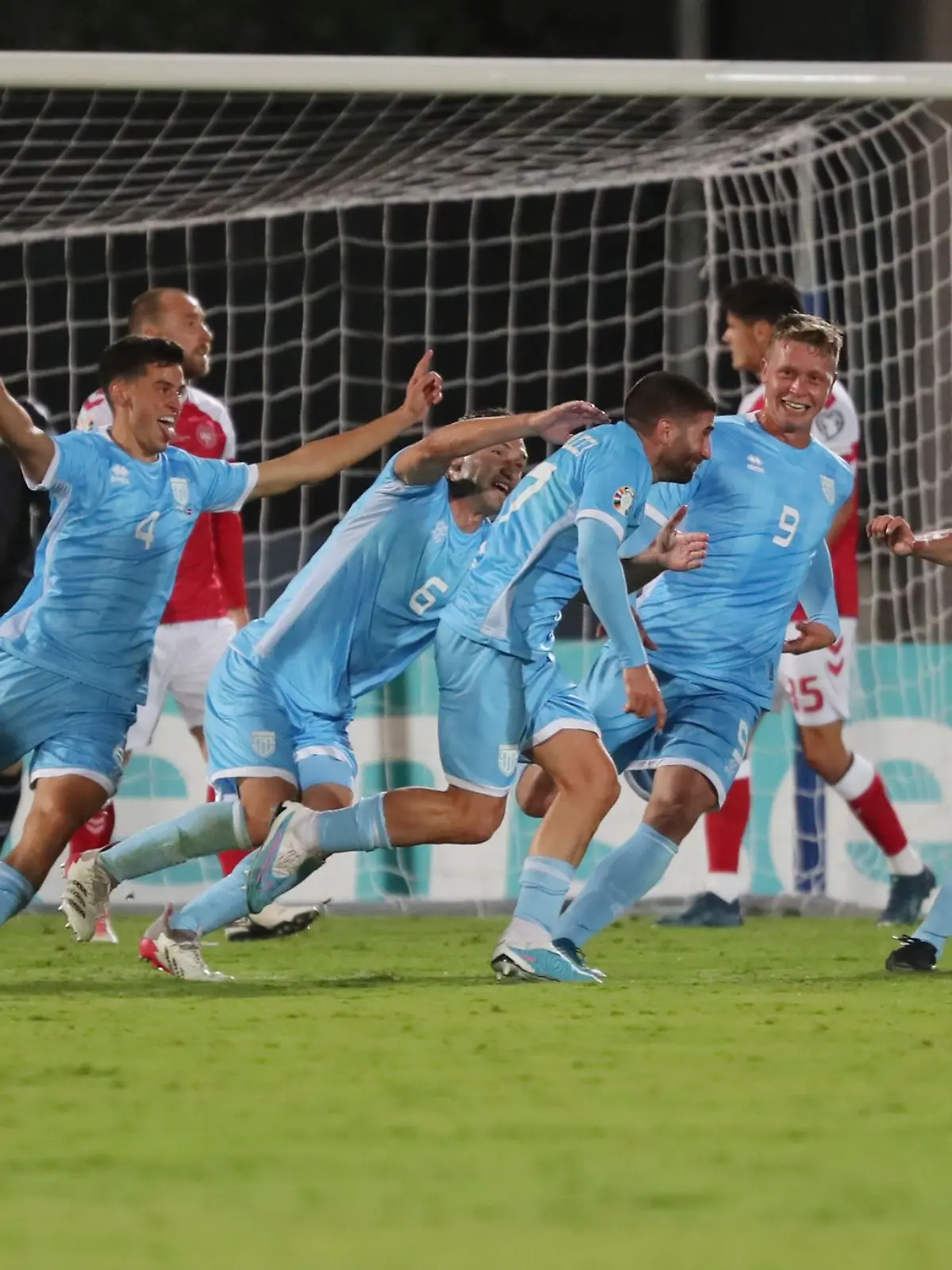 Bild zu: "Quali-Showdown: Von Fußball-Zwergen und seltsamen Szenarien"