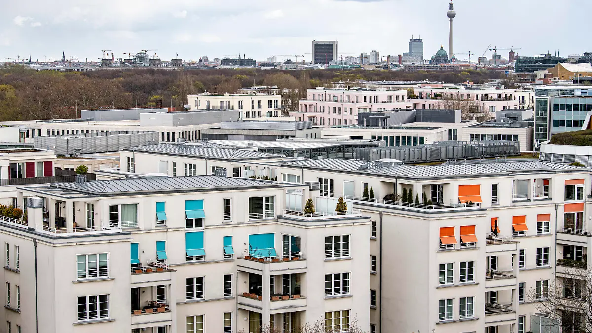 14.04.2021, Berlin: Wohnungen vor dem Berliner Fernsehturm. Das Bundesverfassungsgericht veröffentlicht am Donnerstagmorgen (15.04.2021) seine Entscheidung zum umstrittenen Berliner Mietendeckel. Foto: Fabian Sommer/dpa +++ dpa-Bildfunk +++