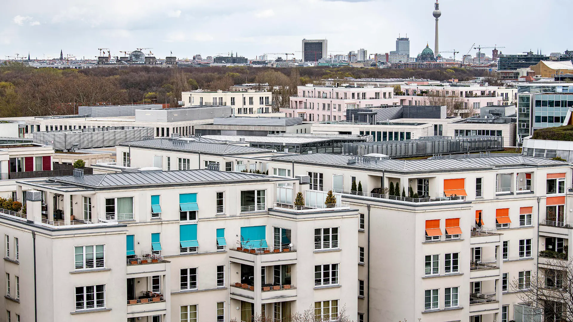 14.04.2021, Berlin: Wohnungen vor dem Berliner Fernsehturm. Das Bundesverfassungsgericht veröffentlicht am Donnerstagmorgen (15.04.2021) seine Entscheidung zum umstrittenen Berliner Mietendeckel. Foto: Fabian Sommer/dpa +++ dpa-Bildfunk +++