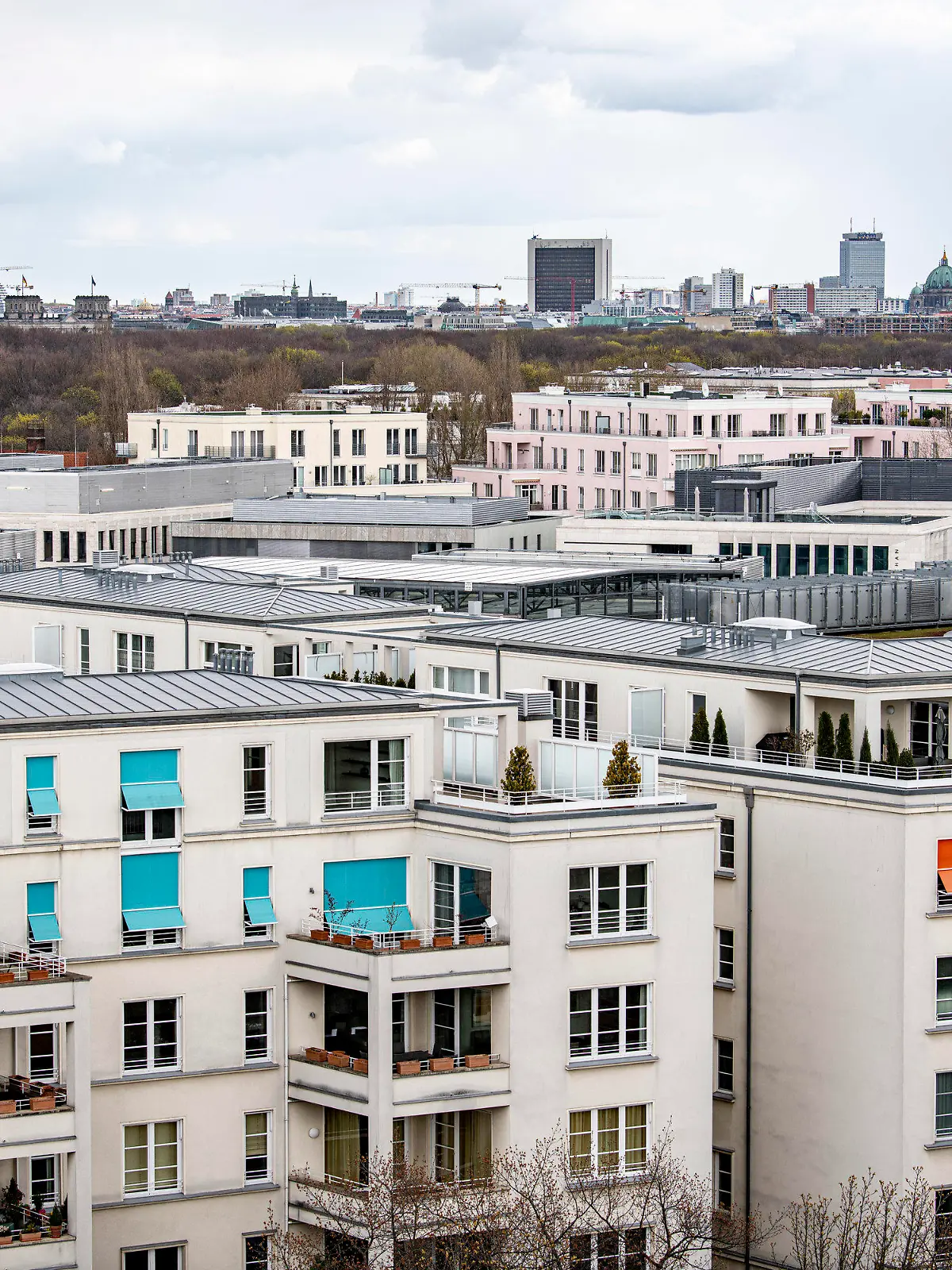 14.04.2021, Berlin: Wohnungen vor dem Berliner Fernsehturm. Das Bundesverfassungsgericht veröffentlicht am Donnerstagmorgen (15.04.2021) seine Entscheidung zum umstrittenen Berliner Mietendeckel. Foto: Fabian Sommer/dpa +++ dpa-Bildfunk +++