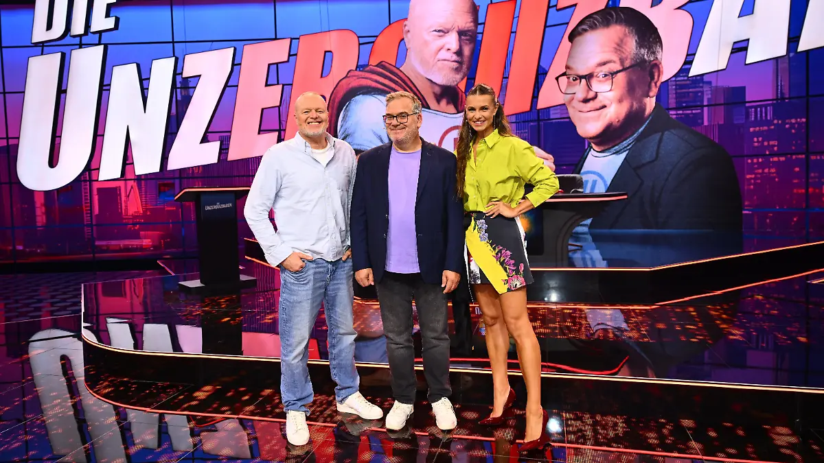 Stefan Raab, Elton und Laura Wontorra im „Die Unzerquizbaren”-Studio.