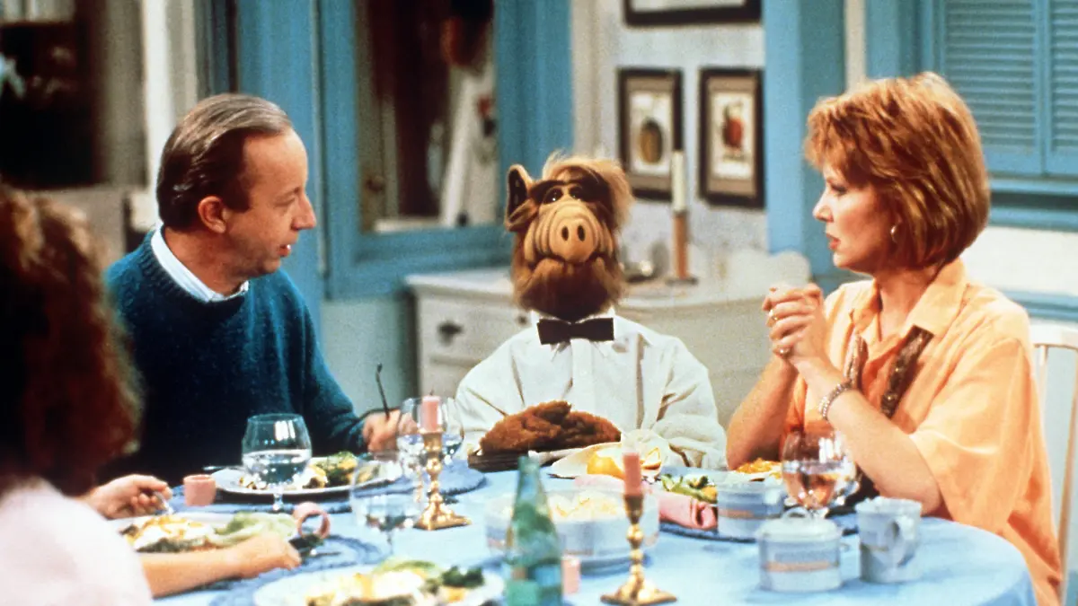 Der Außerirdische Alf (M) mit seinen Gasteltern Tanner, dargestellt von Max Wright und Ann Schedeen. (Aufnahme vom März 1987). Alf wurde unter dem Namen Gordon Shumway auf dem Planeten Melmac geboren und landete nach dessen Zerstörung auf der Erde. Familie Tanner aus Los Angeles nahm ihn auf und gab ihm den Spitznamen Alf (= Außerirdische Lebensform). Die Serie handelt von ihrem turbulenten Zusammenleben, das nicht selten in kleine Katastrophen ausartet.