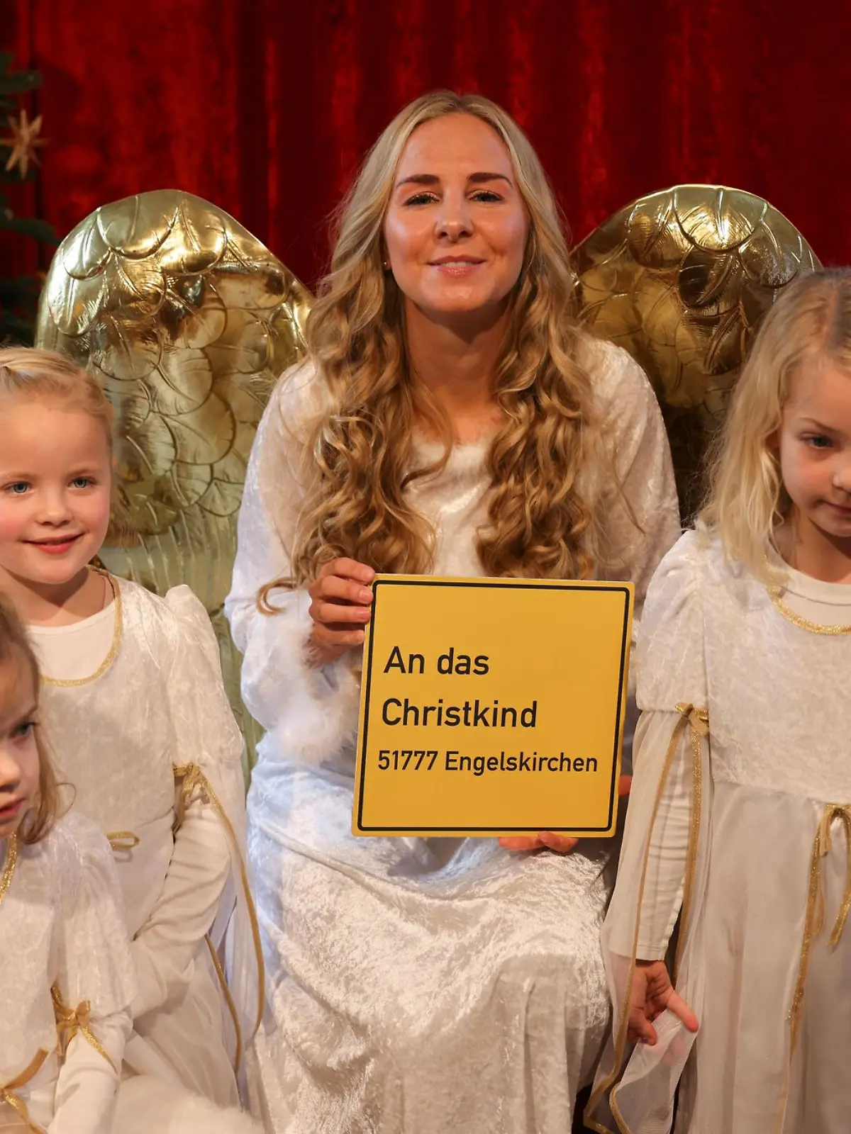 Bild zu: "Christkind eröffnet Postfiliale "