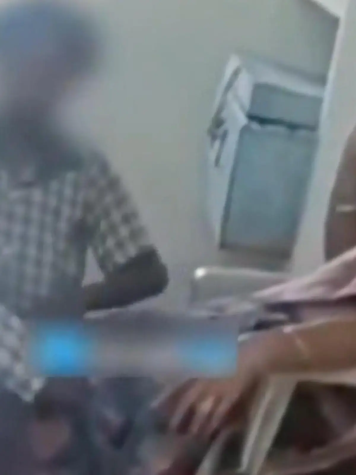 Bild zu: "Skandalvideo aus Schule! Lehrerin lässt sich von Schülern massieren"