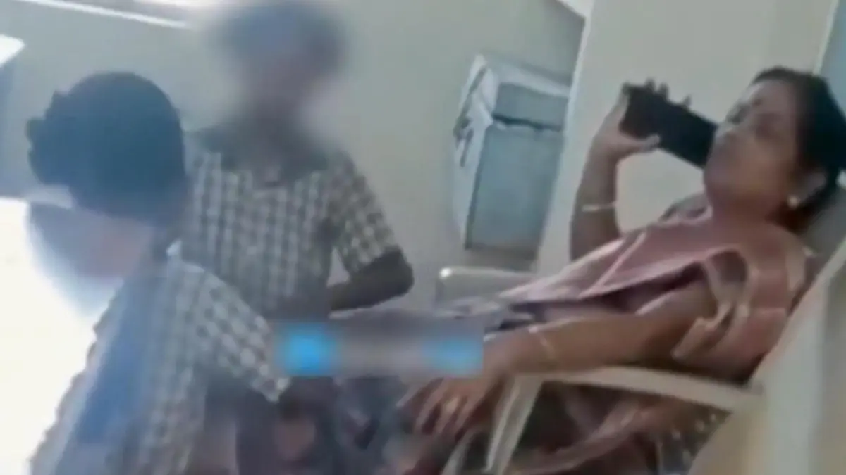 Lehrerin lässt sich im Unterricht die Füße massieren Skandalvideo aus Schule!