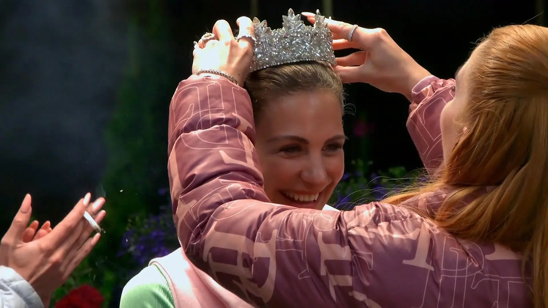 Tara überreicht Stefanie ihre Krone Abschied mit Ehre