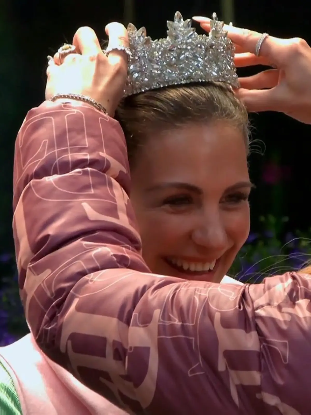 Bild zu: "Tara überreicht Stefanie ihre Krone"