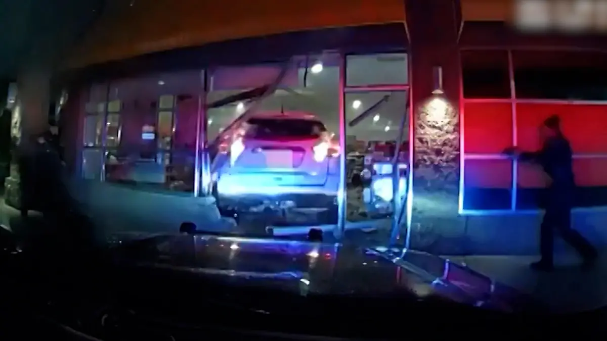 Endstation Kosmetiksalon? Betrunkene Fahrerin kracht in Schaufenster – und gibt weiter Gas Verfolgungsjagd in Michigan