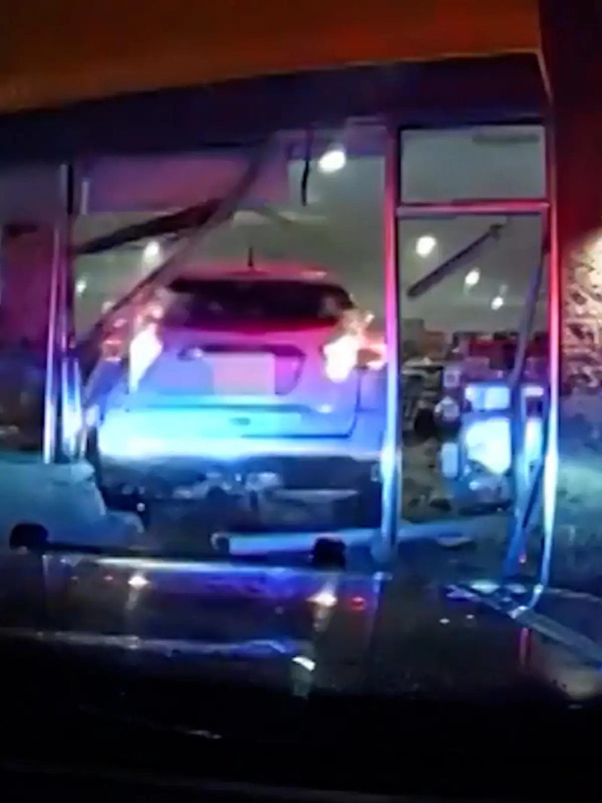 Bild zu: "Endstation Kosmetiksalon? Betrunkene Fahrerin kracht in Schaufenster – und gibt weiter Gas"