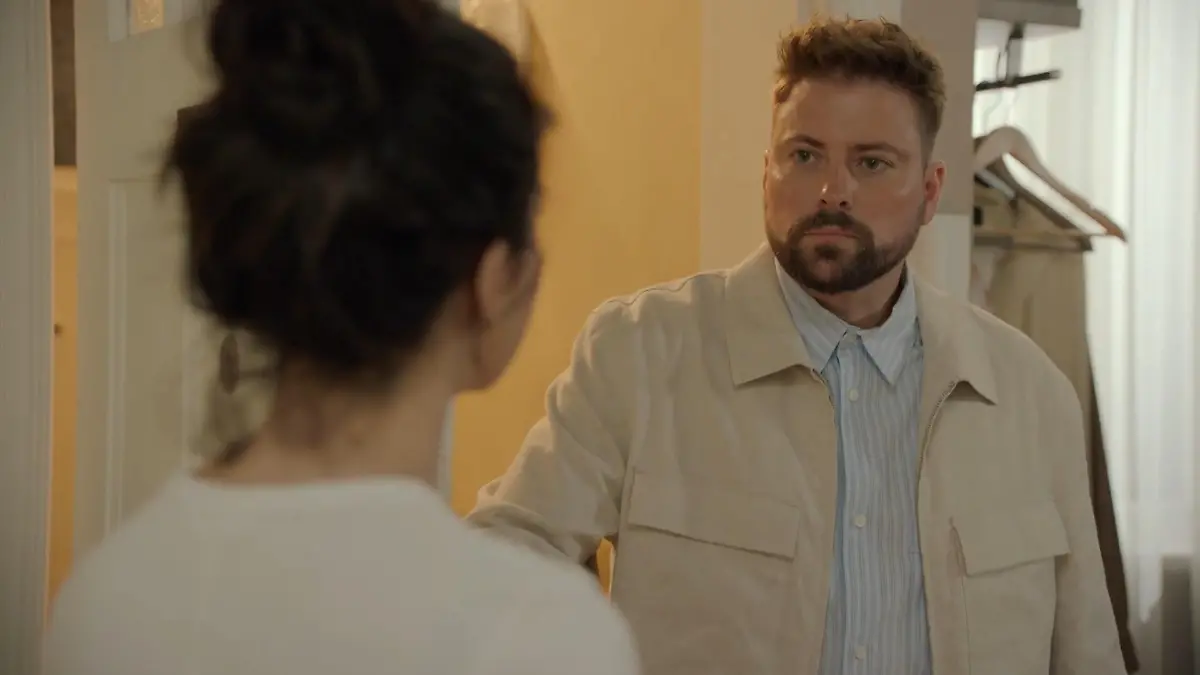 John steht plötzlich vor Laura GZSZ-Folge 8404 vom 20. November 2025 im TV