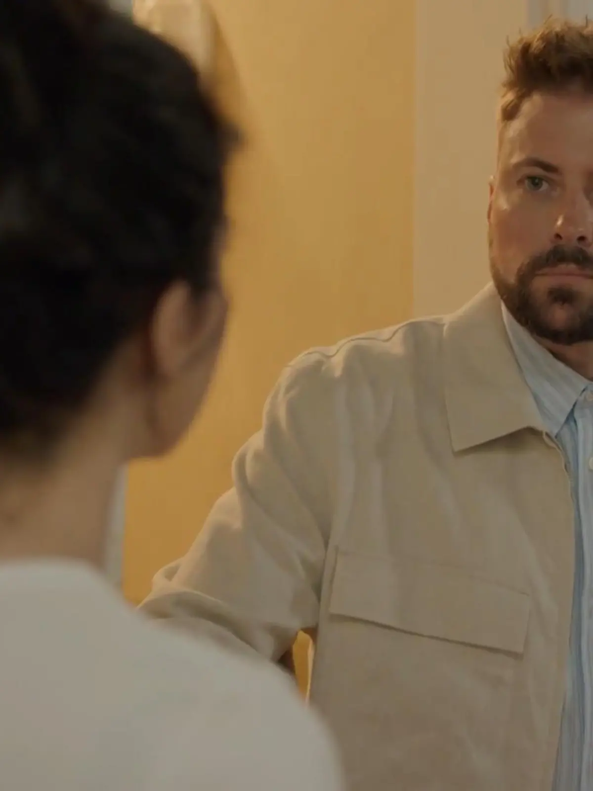 Bild zu: "John steht plötzlich vor Laura"