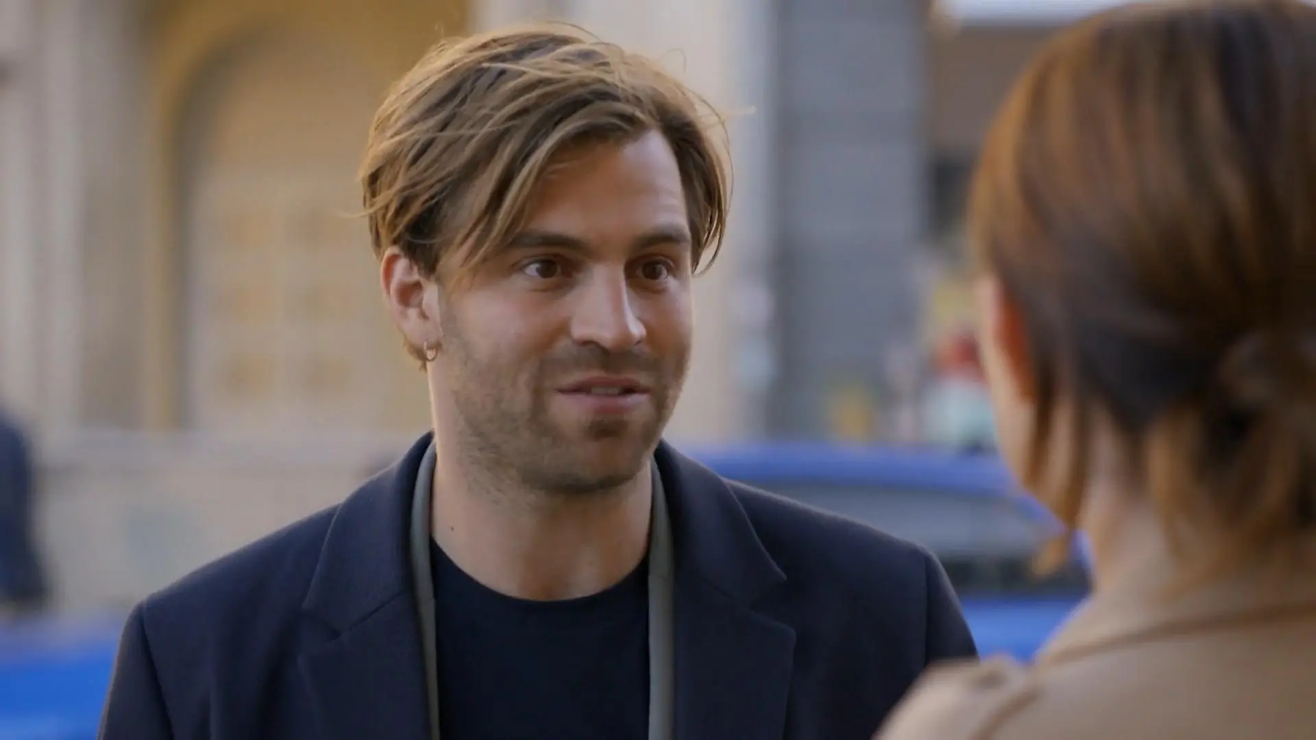 Julian holt sich eine Abfuhr bei Lilly.