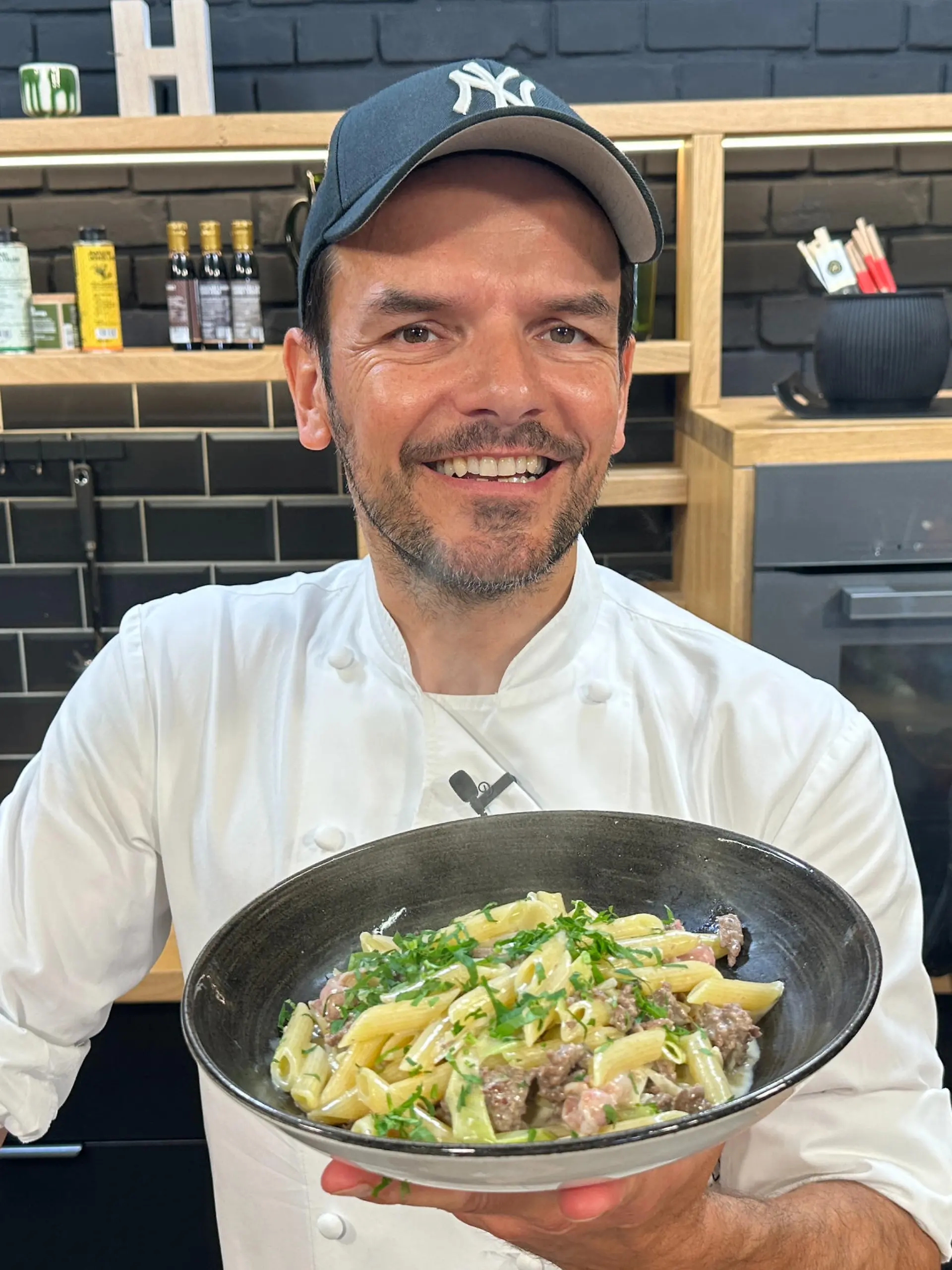 Bild zu: "Fertig in 15 Minuten! Hensslers Hack-Lauch-Pasta ist eine Protein-Bombe"