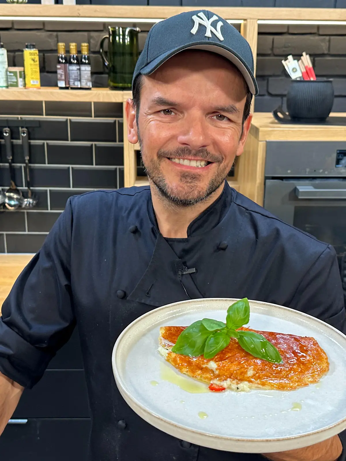 Bild zu: "Hensslers schnelles Mozzarella-Omelett: Fertig in 15 Minuten"