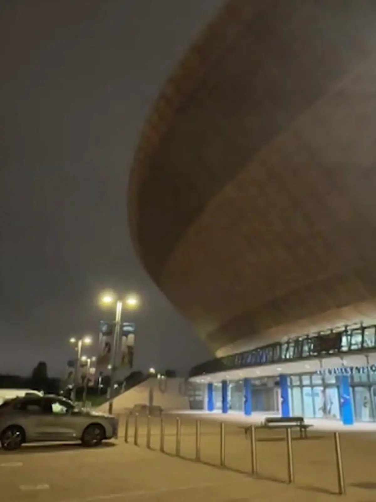 Bild zu: "Stinkt das zum Himmel? Stadion zündet Furz-Feuerwerk"