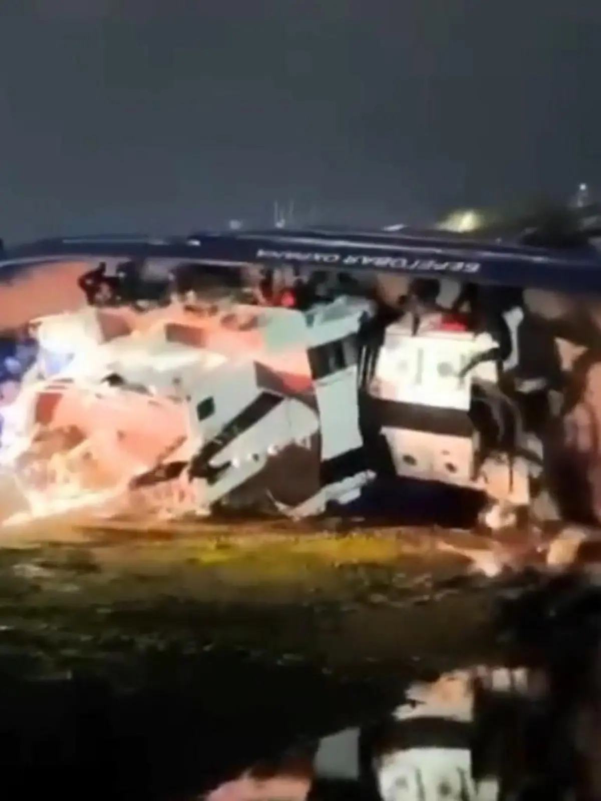 Bild zu: "Schiff der Küstenwache kippt plötzlich um – Besatzung noch an Bord!"