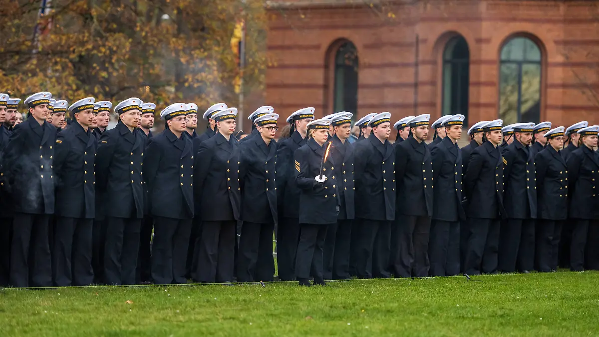 12.11.2025 Kiel, Vereidigung und feierliches Gelöbnis von 200 Soldaten und Soldatinnen der Marineunteroffiziersschule vo