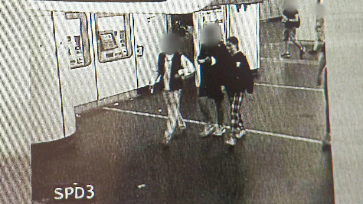 Die 13-Jährige ist auf diesen Fotos mit mutmaßlichen Mördern zu sehen.