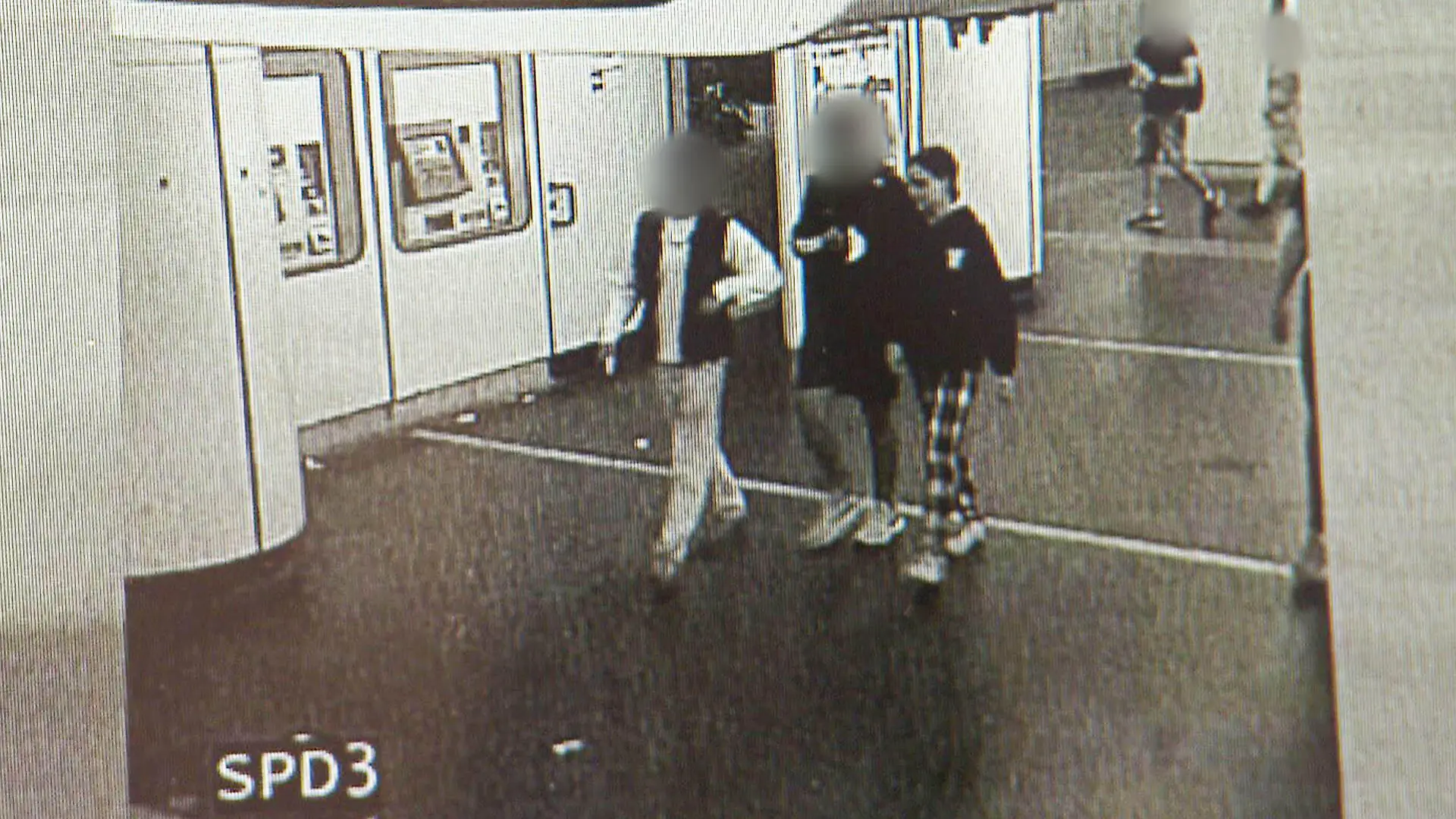 Die 13-Jährige ist auf diesen Fotos mit mutmaßlichen Mördern zu sehen.