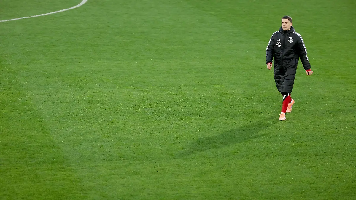 Florian Wirtz geht über den Trainigsplatz.