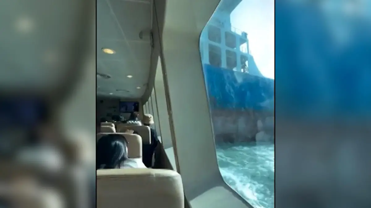 Voll besetzte Fähre kracht in Öltanker – Passagiere in Panik! Kollision vor Singapur