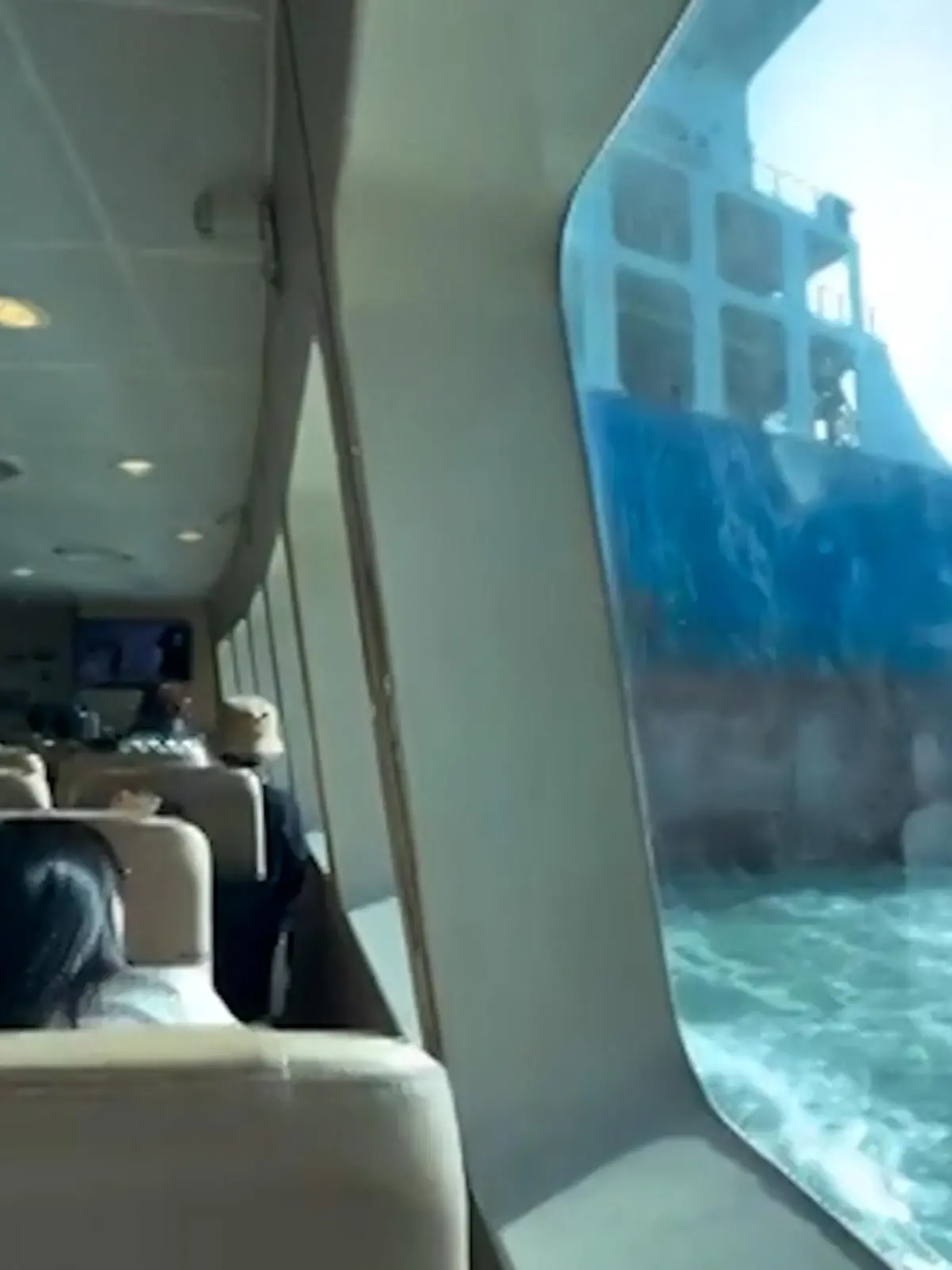 Bild zu: "Voll besetzte Fähre kracht in Öltanker – Passagiere in Panik!"