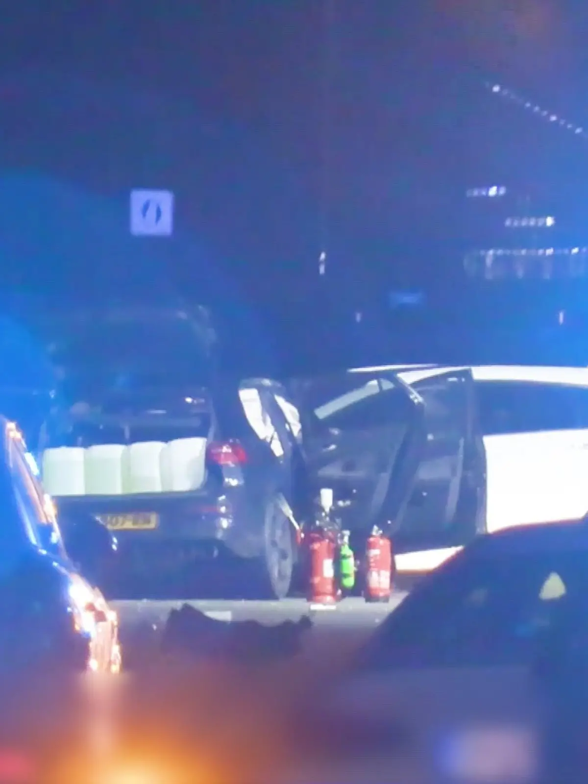 Nach der Kollision zweier Autos flüchten die beiden Insassen des einen Wagens zu Fuß.