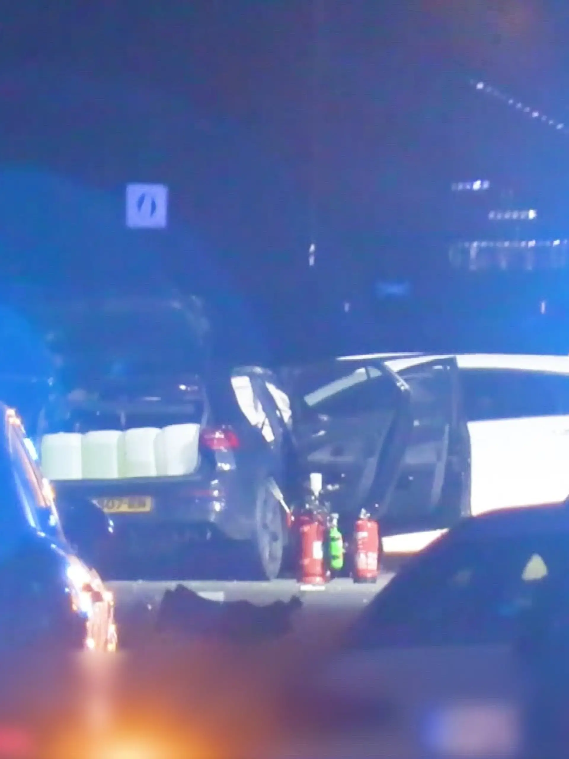 Nach der Kollision zweier Autos flüchten die beiden Insassen des einen Wagens zu Fuß.