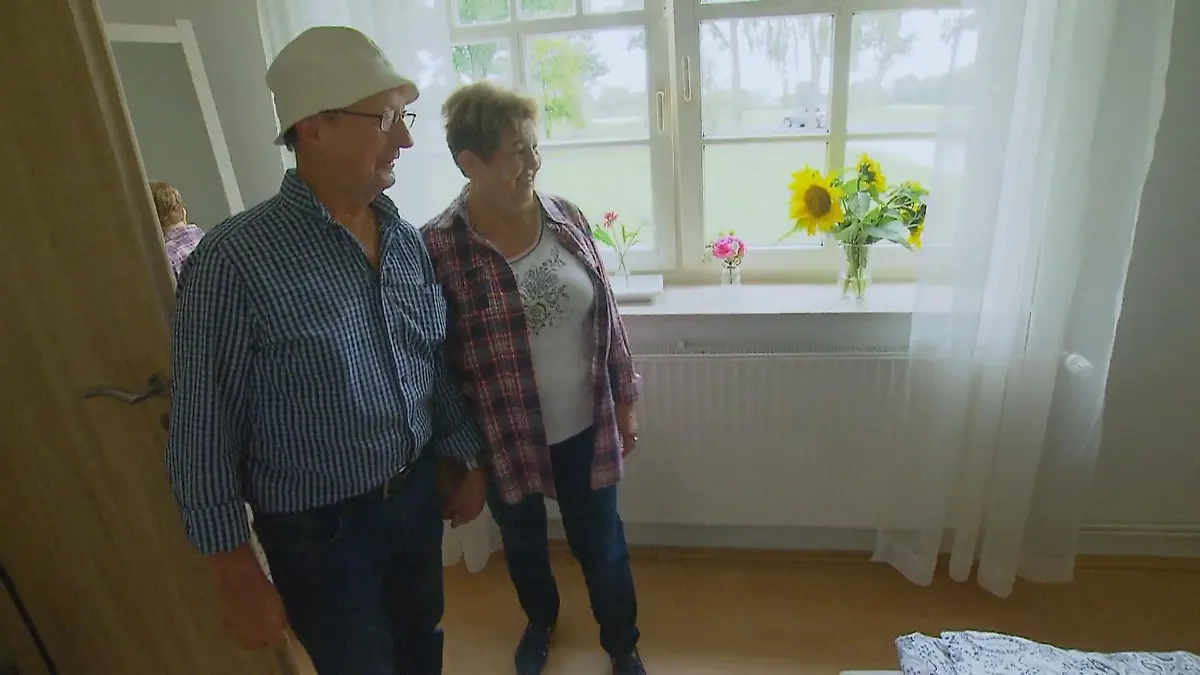 Walter zeigt Katharina sein Zuhause Hand in Hand