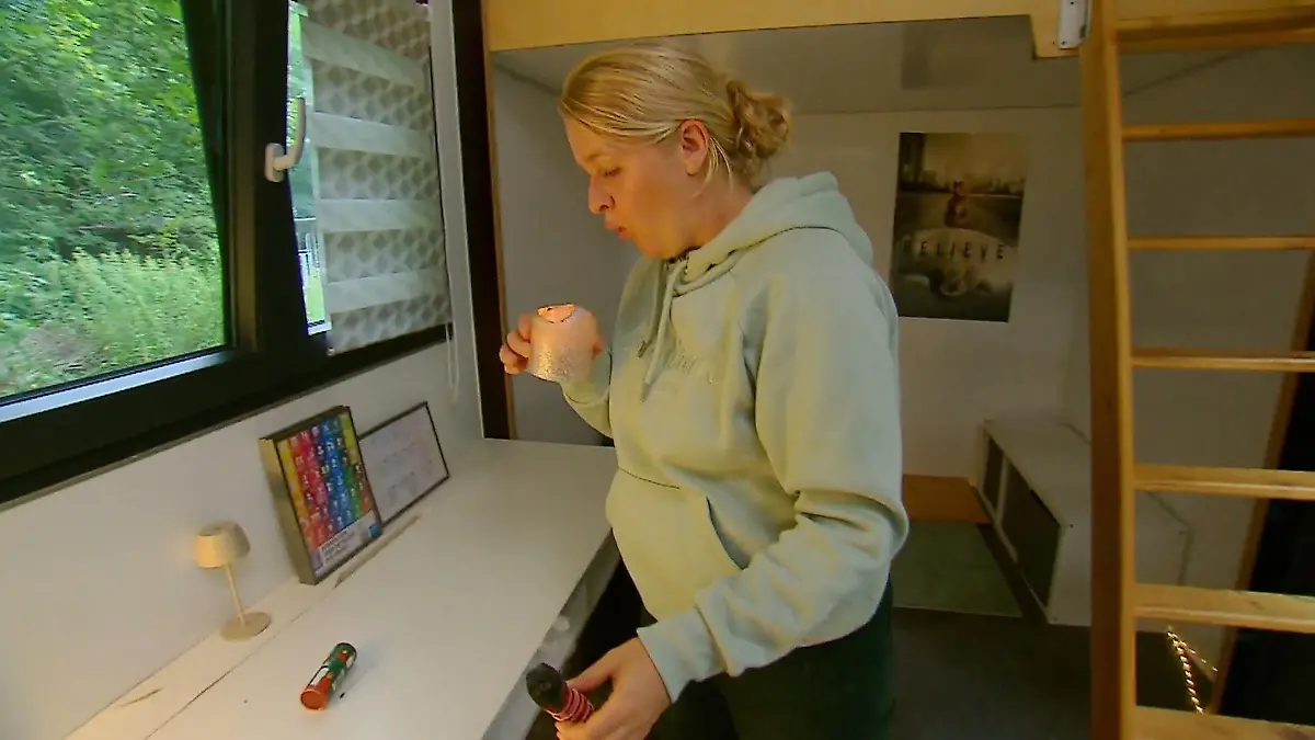 Insa sorgt mit Räucherritual für positive Vibes Bevor Christoph ankommt