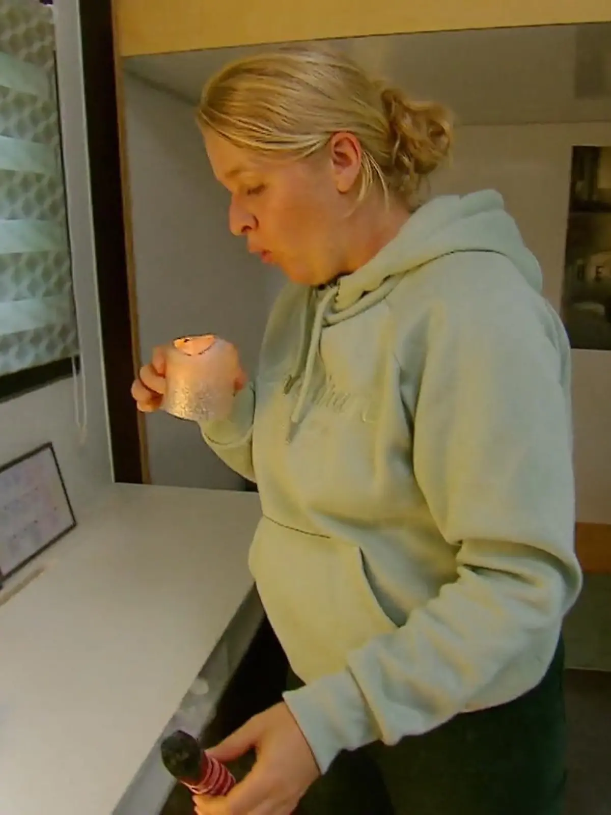 Bild zu: "Insa sorgt mit Räucherritual für positive Vibes"