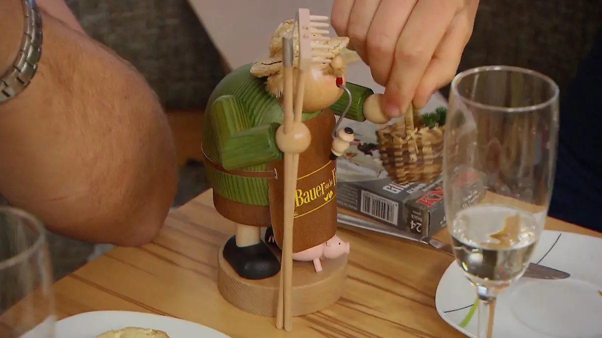 Thomas überrascht seine Frauen mit einem Geschenk Typisch Erzgebirge