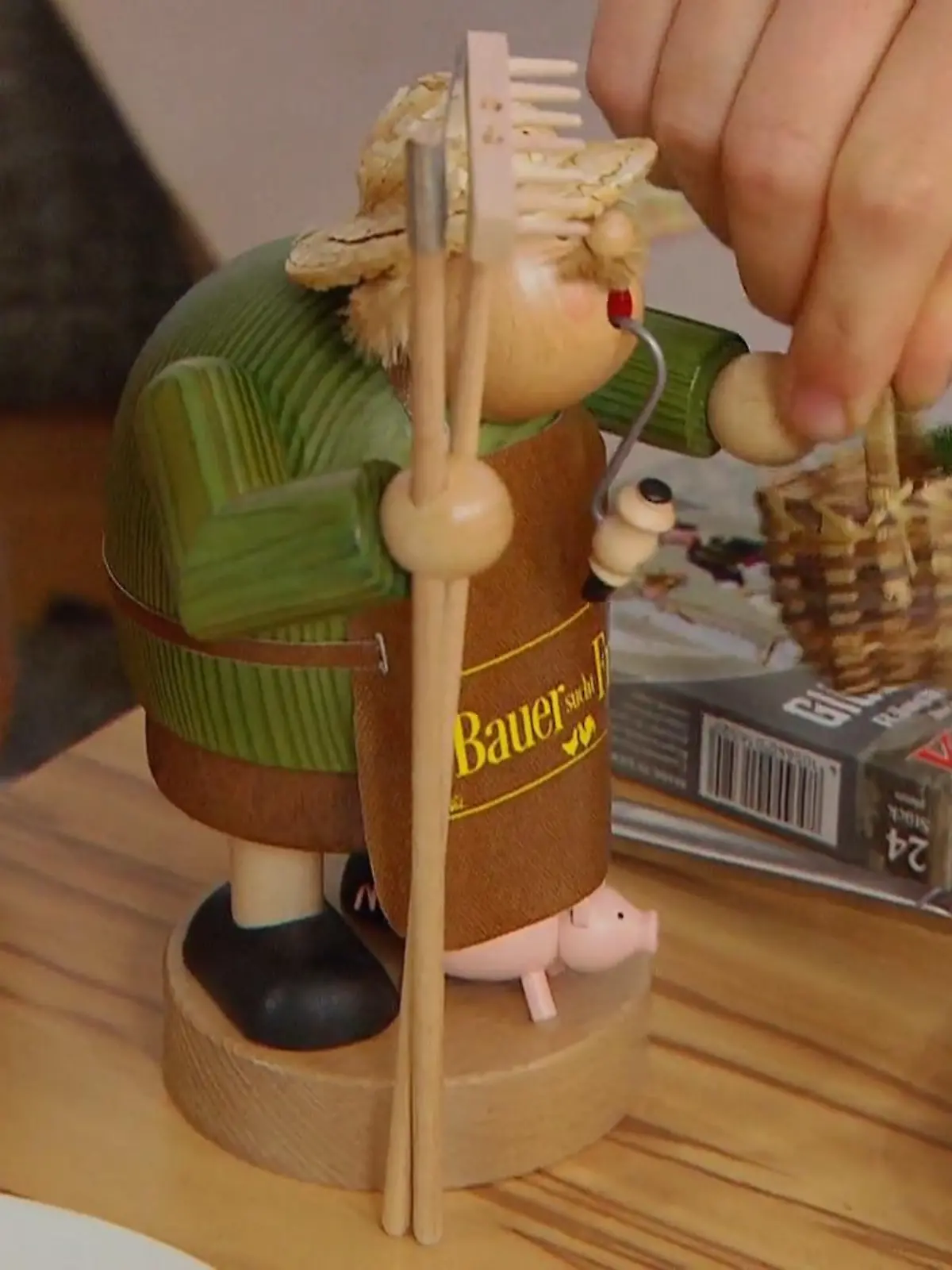 Bild zu: "Thomas überrascht seine Frauen mit einem Geschenk"