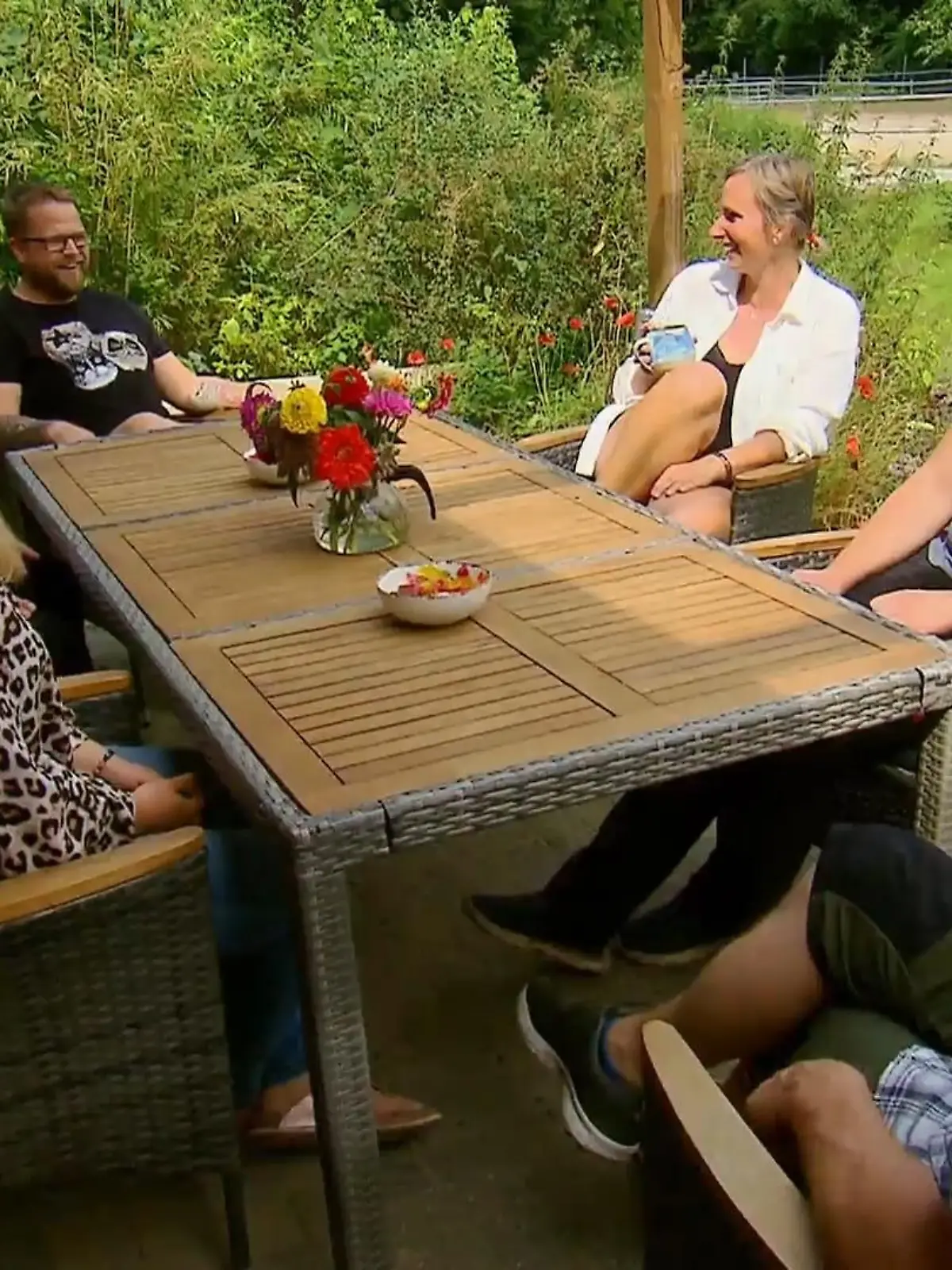 Bild zu: "Christoph trifft Insas Familie auf dem Hof"