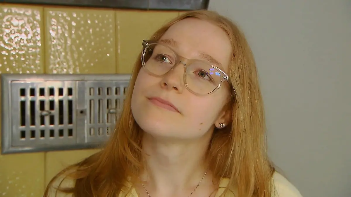 Pauline ist von der Wanddekoration überrascht Ziegenbock-Schädel