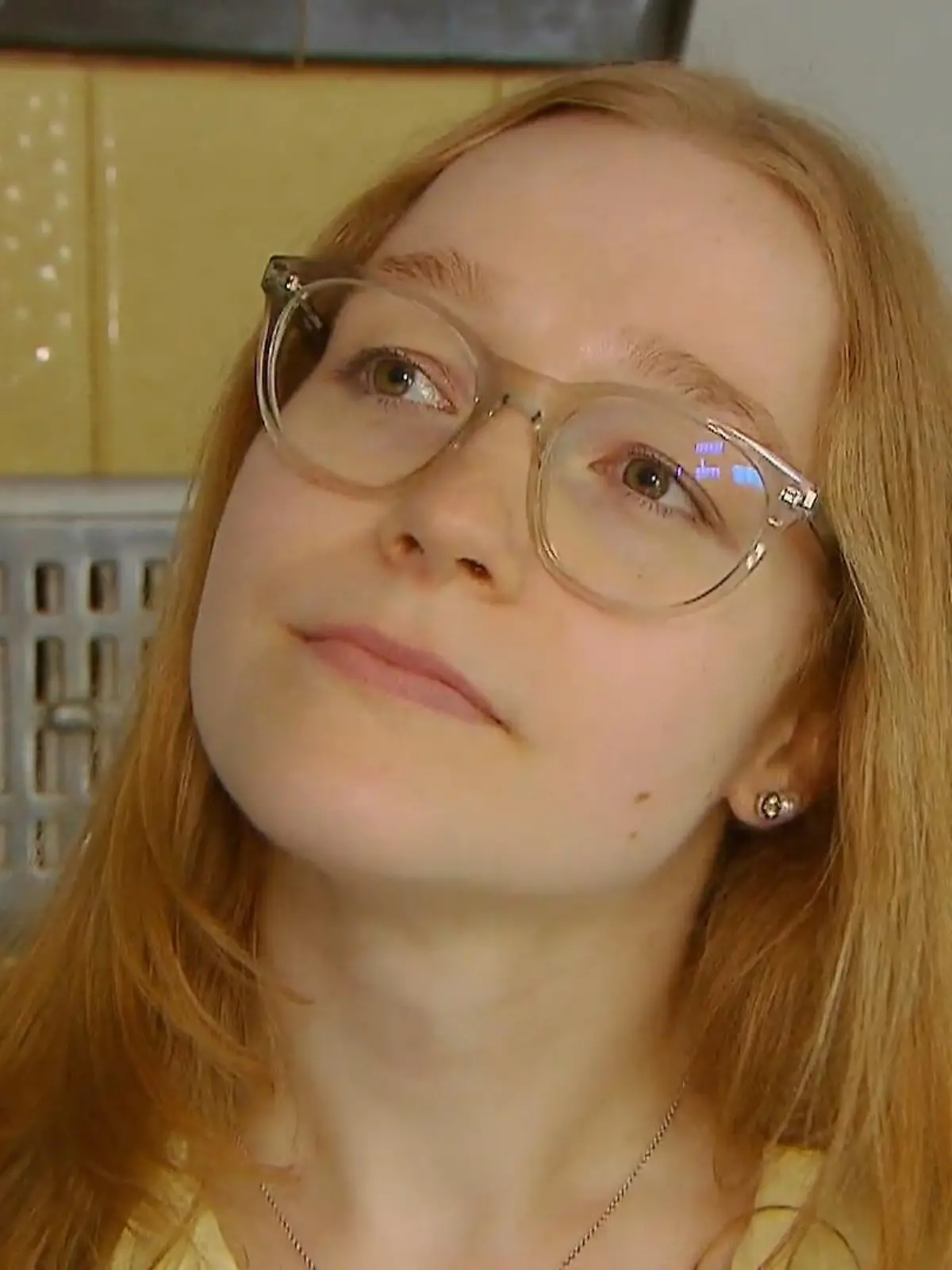 Bild zu: "Pauline ist von der Wanddekoration überrascht"