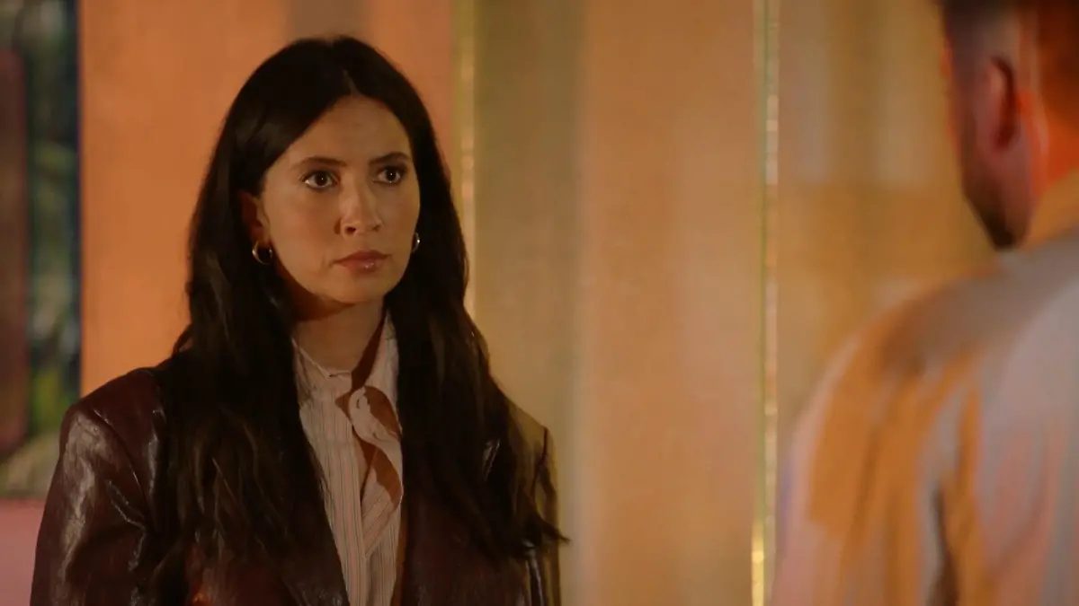 Laura ist nicht begeistert, John und Zoe zusammen zu sehen. 