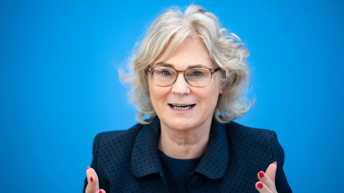 ARCHIV - 20.04.2021, Berlin: Christine Lambrecht (SPD), Bundesjustizministerin, stellt in der Bundespressekonferenz das Gutachten zur Lage der Verbraucherinnen und Verbraucher vor. Die große Koalition hat sich nach Angaben von Justizministerin Christine Lambrecht auf eine Frauenquote für Unternehmensvorstände geeinigt. (zu dpa «Lambrecht: Koalitionseinigung zu Frauen in Führungspositionen») Foto: Bernd von Jutrczenka/dpa +++ dpa-Bildfunk +++