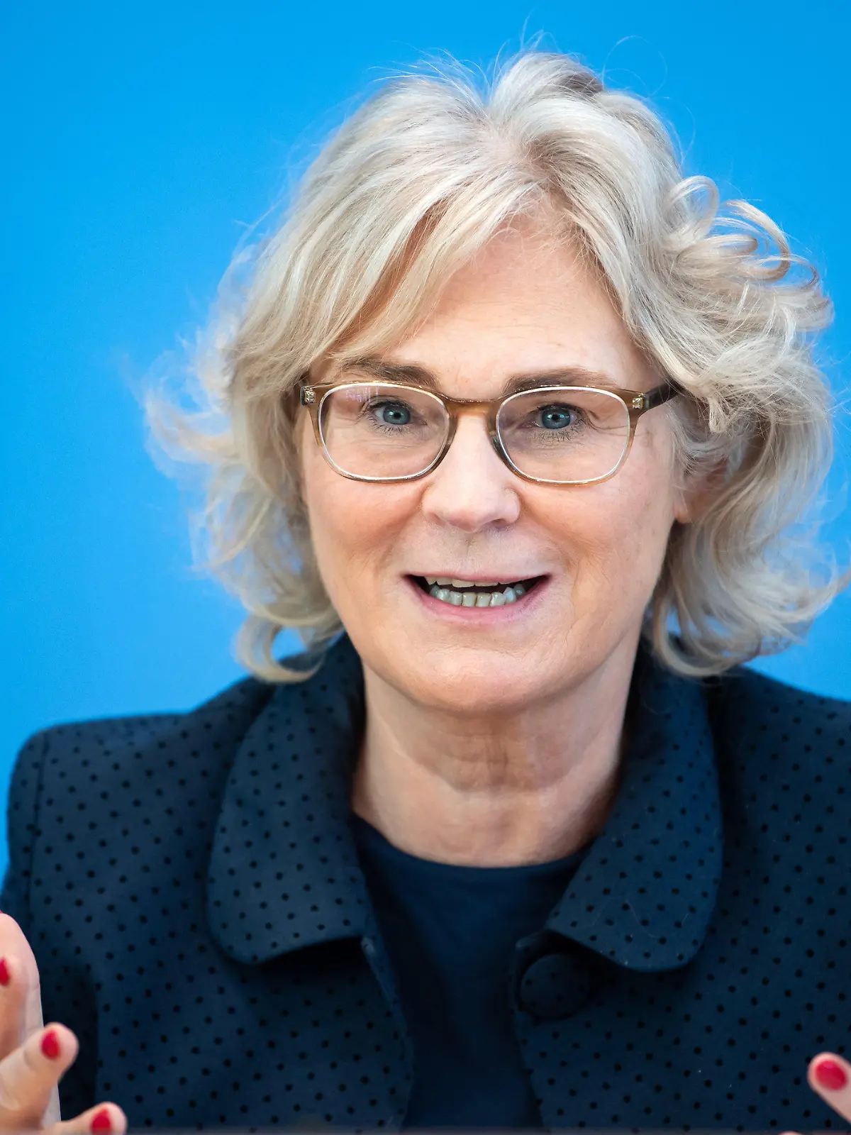 ARCHIV - 20.04.2021, Berlin: Christine Lambrecht (SPD), Bundesjustizministerin, stellt in der Bundespressekonferenz das Gutachten zur Lage der Verbraucherinnen und Verbraucher vor. Die große Koalition hat sich nach Angaben von Justizministerin Christine Lambrecht auf eine Frauenquote für Unternehmensvorstände geeinigt. (zu dpa «Lambrecht: Koalitionseinigung zu Frauen in Führungspositionen») Foto: Bernd von Jutrczenka/dpa +++ dpa-Bildfunk +++