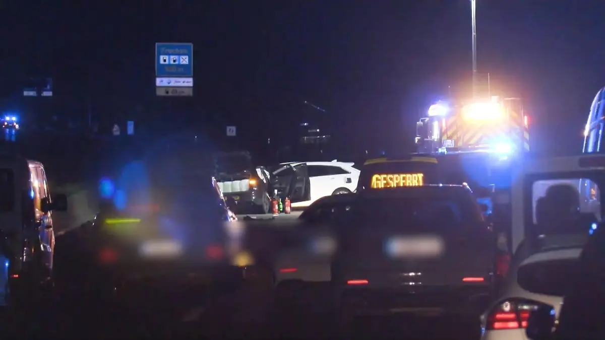 Sprengstoffalarm auf der Autobahn Zwei Insassen flüchten nach Unfall