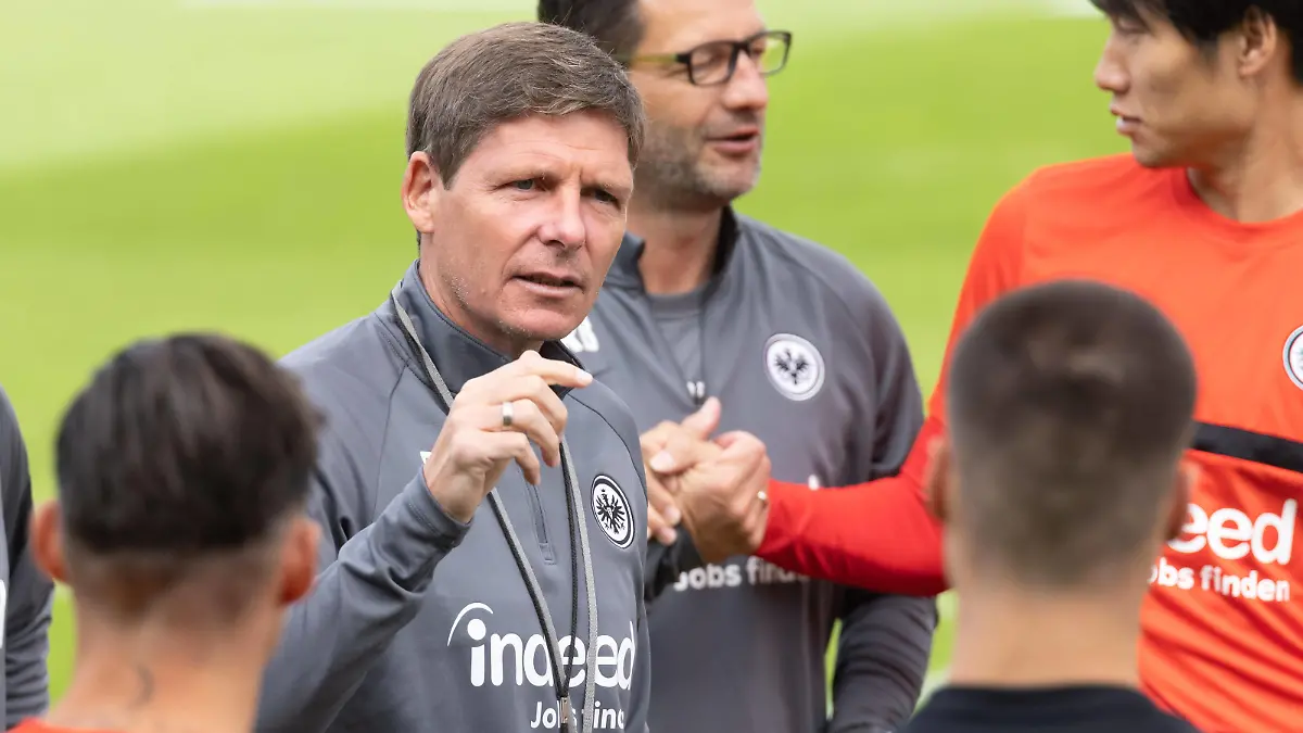 Training Eintracht Frankfurt Trainer Oliver Glasner Eintracht Frankfurt. Training von Eintracht Frankfurt am 4. August 2021 im Deutsche Bank Park in Frankfurt am Main. - Nach Vorgaben der DFL, Deutsche Fußball Liga, ist es untersagt, in dem Stadion und/oder vom Spiel angefertigte Fotoaufnahmen in Form von Sequenzbildern und/oder videoähnlichen Fotostrecken zu verwerten bzw. verwerten zu lassen., Frankfurt am Main Hessen Deutschland Deutsche Bank Park *** Training Eintracht Frankfurt Coach Oliver Glasner Eintracht Frankfurt Training of Eintracht Frankfurt on 4 August 2021 in the Deutsche Bank Park in Frankfurt am Main According to the requirements of the DFL, German Football League, it is prohibited in the stadium and or from the game made photographs in the form of sequence pictures and or video-like photo series to exploit or to let exploit , Frankfurt am Main Hesse Germany Deutsche Bank Park