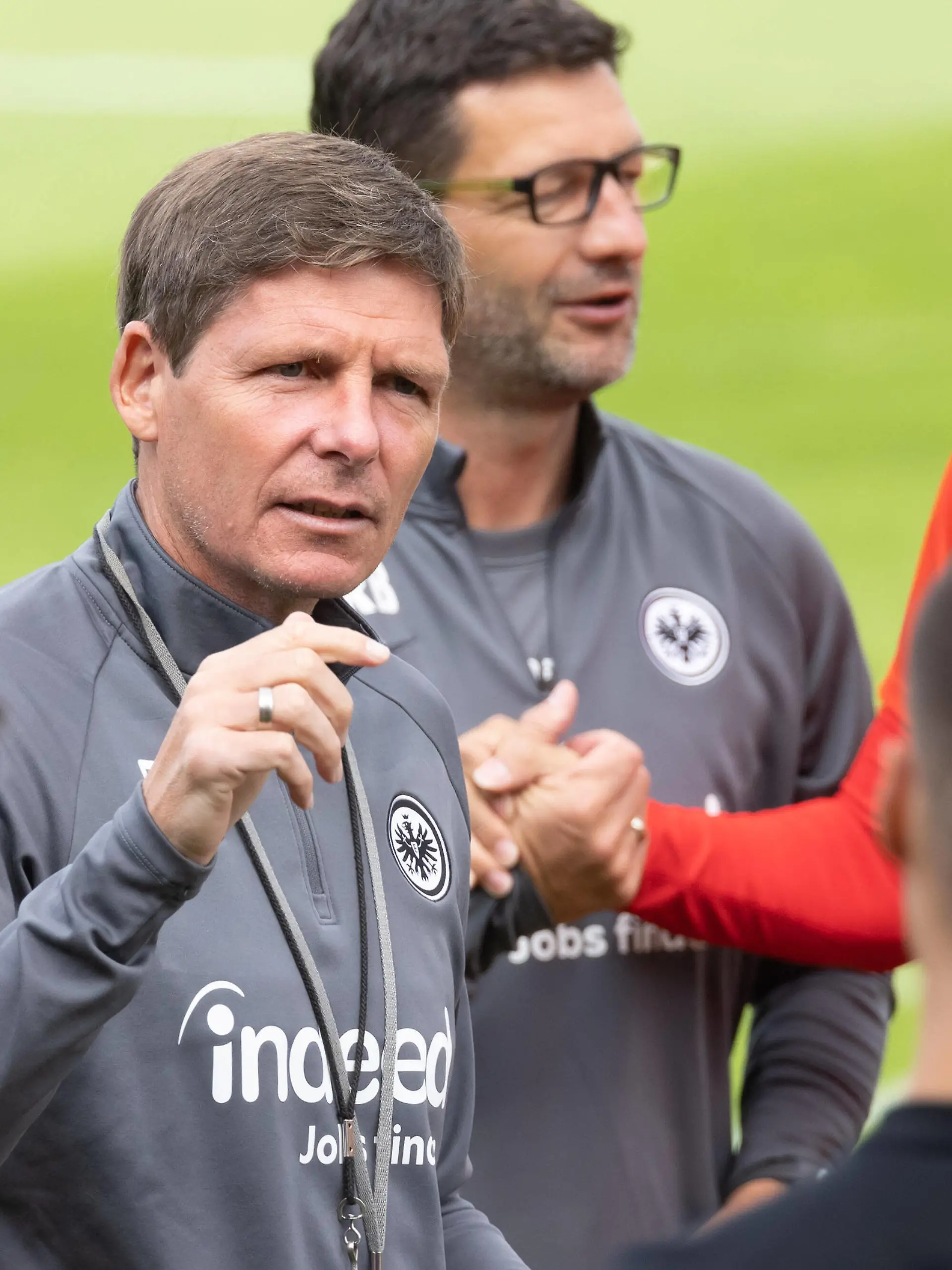  Training Eintracht Frankfurt Trainer Oliver Glasner Eintracht Frankfurt. Training von Eintracht Frankfurt am 4. August 2021 im Deutsche Bank Park in Frankfurt am Main. - Nach Vorgaben der DFL, Deutsche Fußball Liga, ist es untersagt, in dem Stadion und/oder vom Spiel angefertigte Fotoaufnahmen in Form von Sequenzbildern und/oder videoähnlichen Fotostrecken zu verwerten bzw. verwerten zu lassen., Frankfurt am Main Hessen Deutschland Deutsche Bank Park *** Training Eintracht Frankfurt Coach Oliver Glasner Eintracht Frankfurt Training of Eintracht Frankfurt on 4 August 2021 in the Deutsche Bank Park in Frankfurt am Main According to the requirements of the DFL, German Football League, it is prohibited in the stadium and or from the game made photographs in the form of sequence pictures and or video-like photo series to exploit or to let exploit , Frankfurt am Main Hesse Germany Deutsche Bank Park