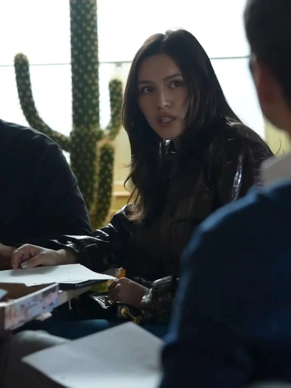 Bild zu: "Influencerin schaut in der Schillerallee vorbei"